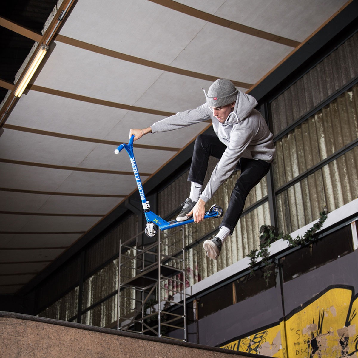 Самокат Micro серії "Trixx & Ramp" - Синій (до 100 kg, двоколісний, алюмін.) — фото 4