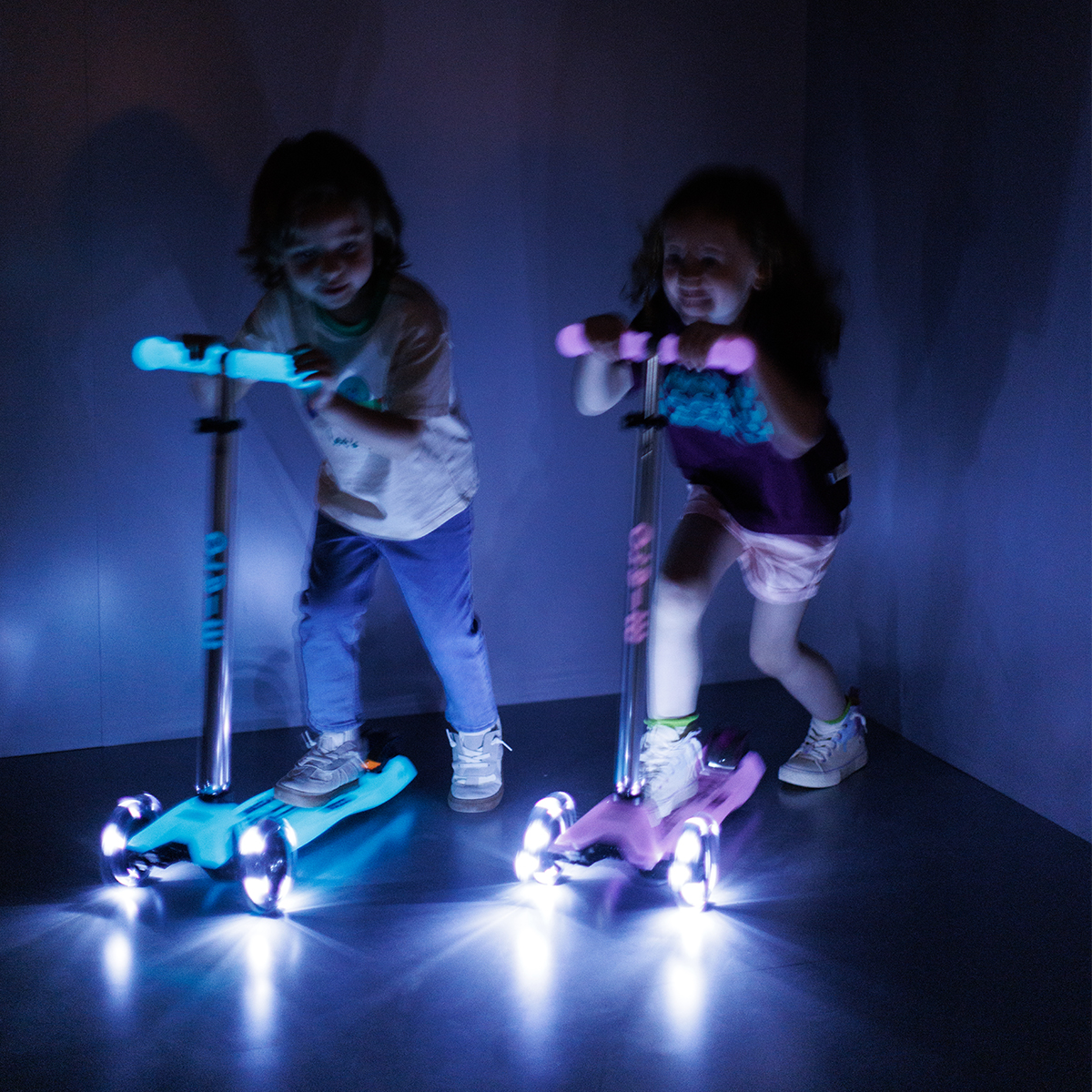 Самокат Micro серии "Maxi Deluxe Glow LED" - Сияюще-Пурпурный (до 50 kg, 3-х колесный, свет) — фото 2