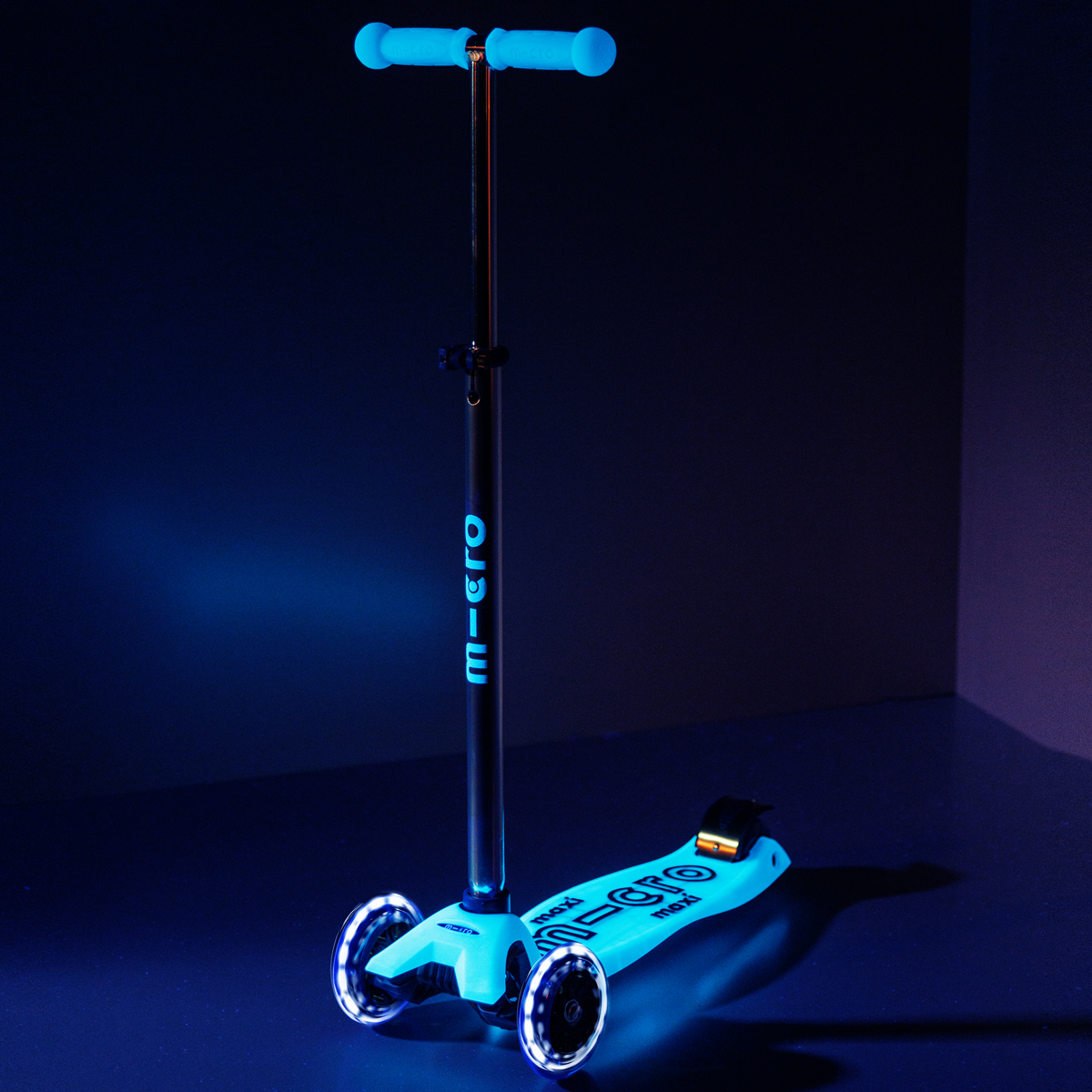 Самокат Micro серії "Maxi Deluxe Glow LED" – Синій Кришталь (до 50 kg, 3-х колісний, світло) — фото 7