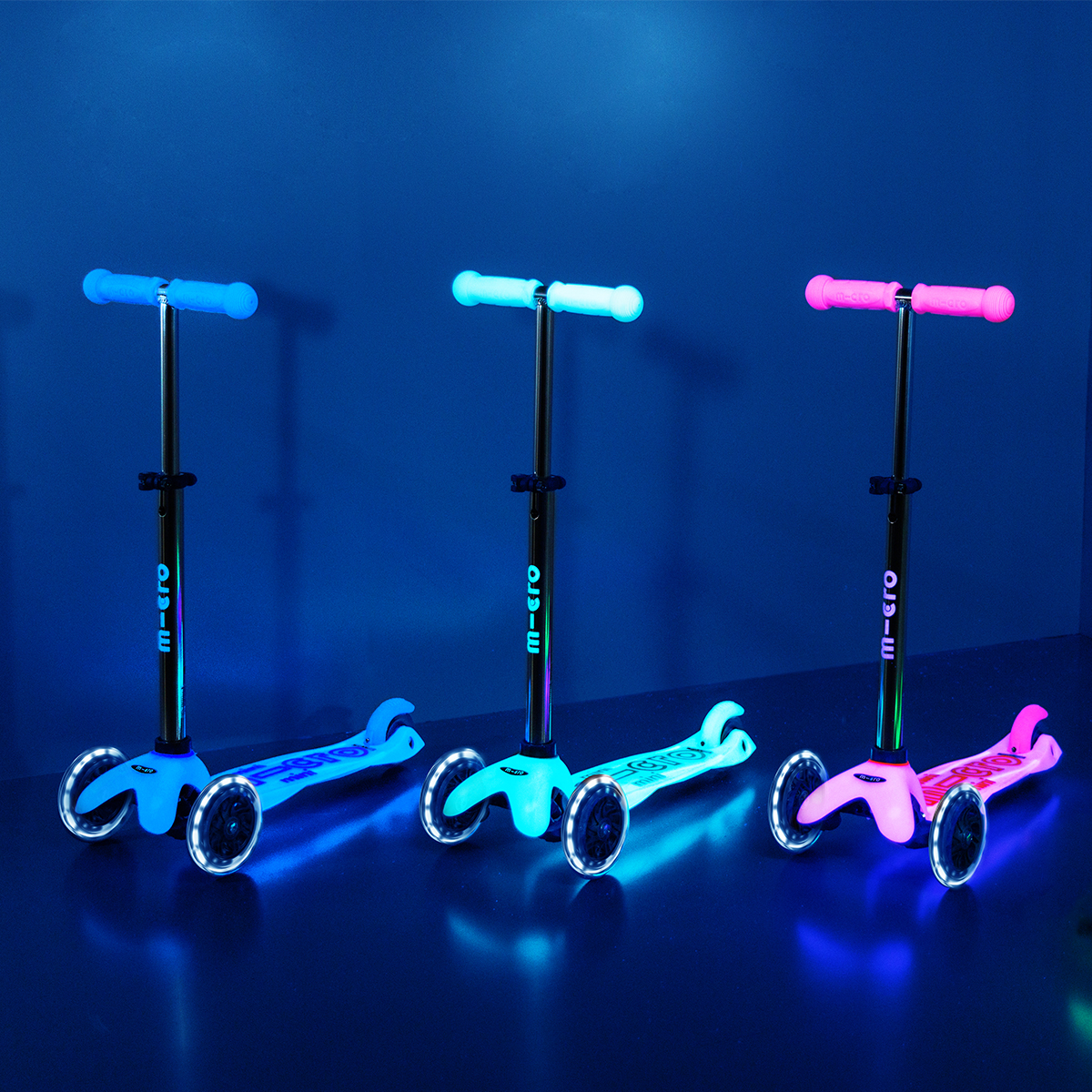 Самокат Micro серії "Mini Deluxe Glow LED" – Арктичний Синій (до 50 kg, 3-х колісний, світло) — фото 10