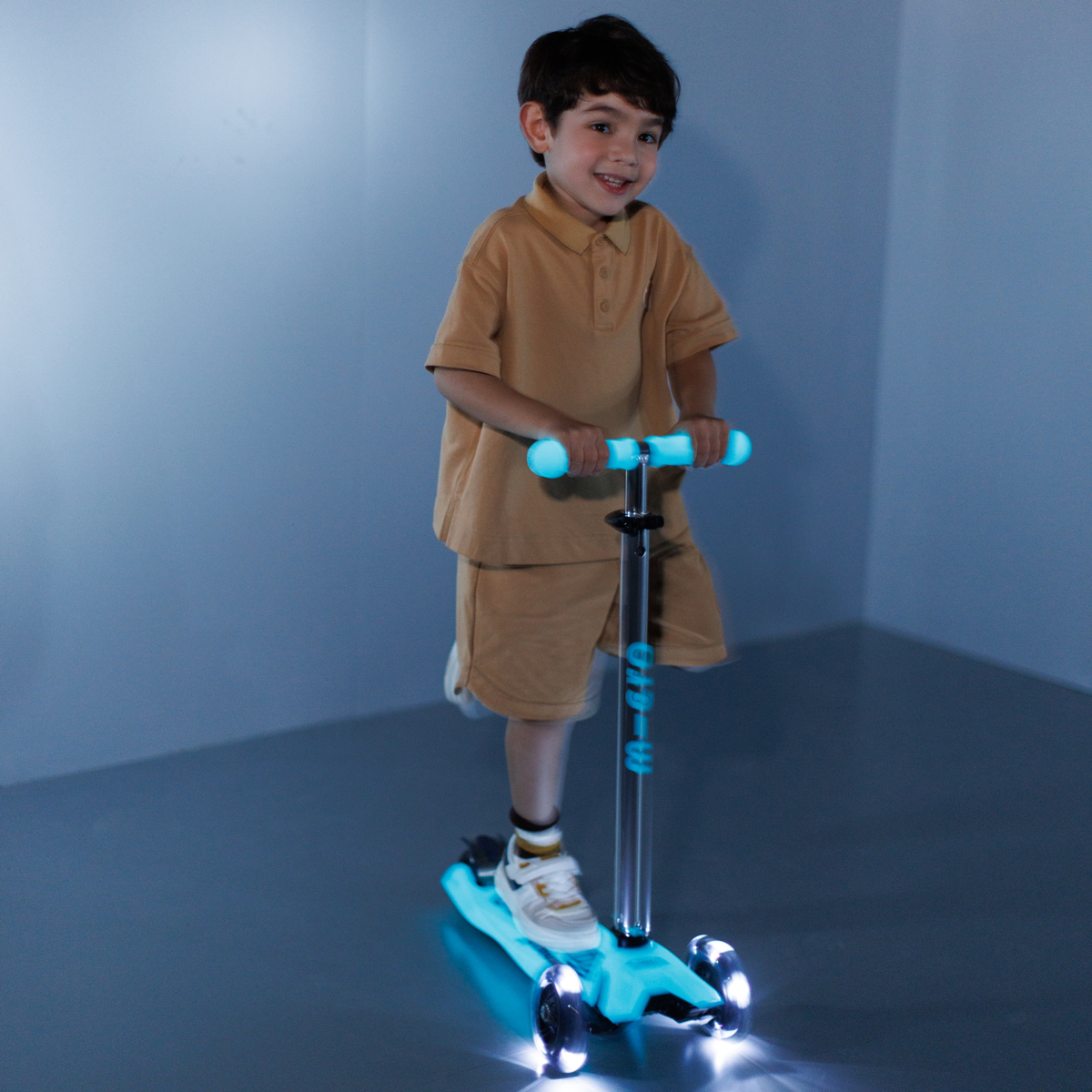 Самокат Micro серії "Maxi Deluxe Glow LED" – Синій Кришталь (до 50 kg, 3-х колісний, світло) — фото 2